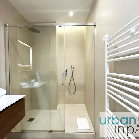 Urban Flat 119 - Spacious 5 Bedroom Flat In Paris
